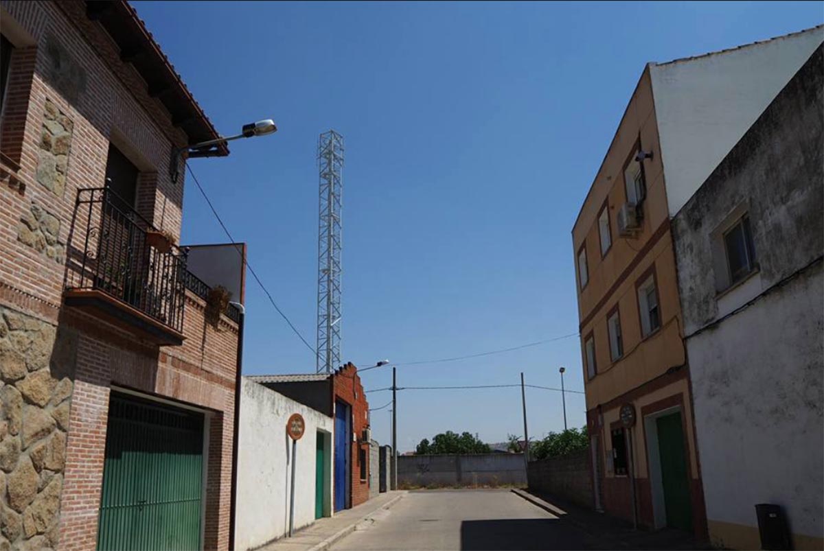 Como se ve, la antena está muy cerca de las casas