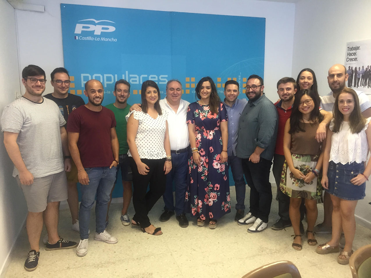 Vicente Tirado, con miembros de Nuevas Generaciones de la provincia de Toledo.