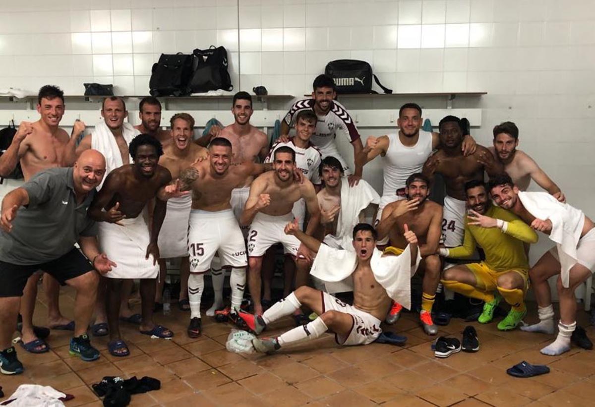 Los jugadores del Albacete, tras ganar en Son Moix