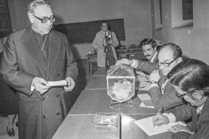 El cardenal Marcelo González, votando.