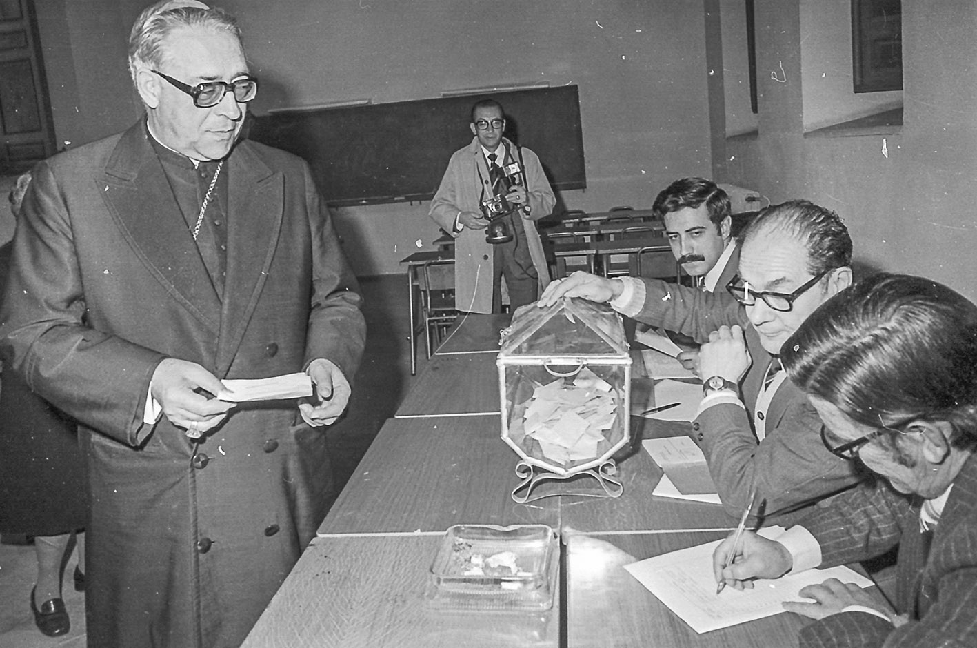 El cardenal Marcelo González, votando.