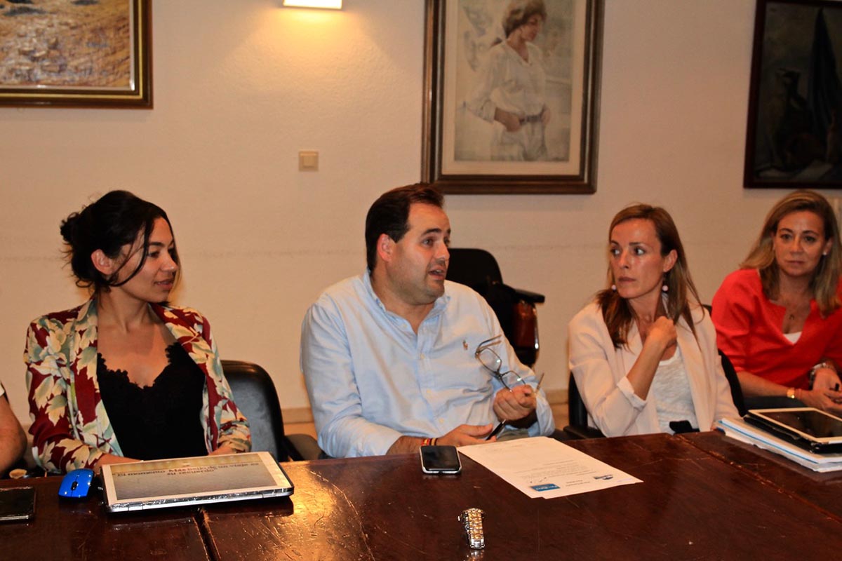 Claudia Alonso, junto a Núñez en el comité de campaña