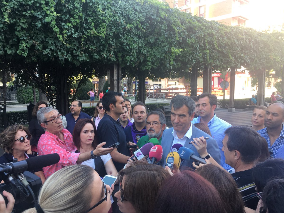 Antonio Román atendiendo a los medios de comunicación en Guadalajara.