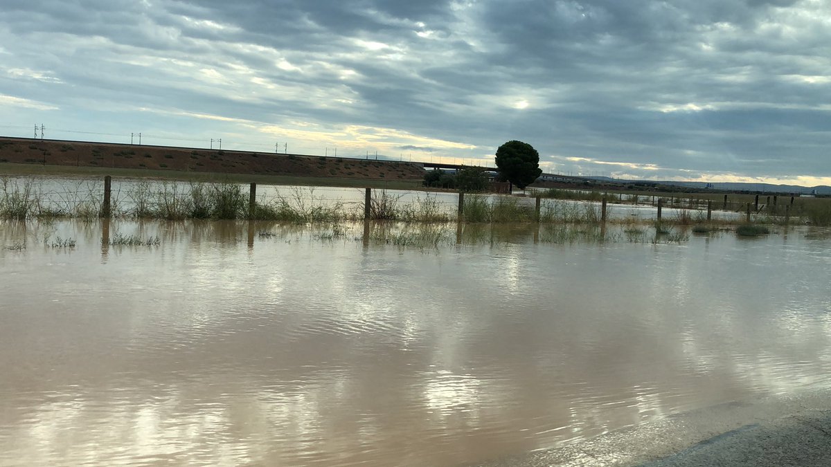 Acceso a Albacete por la carretera de Valencia, cortado por la inundación.