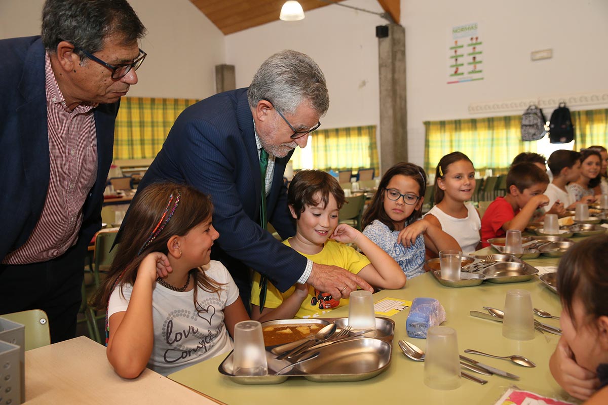 Felpeto, en una ayuda de comedor en el colegio Europa