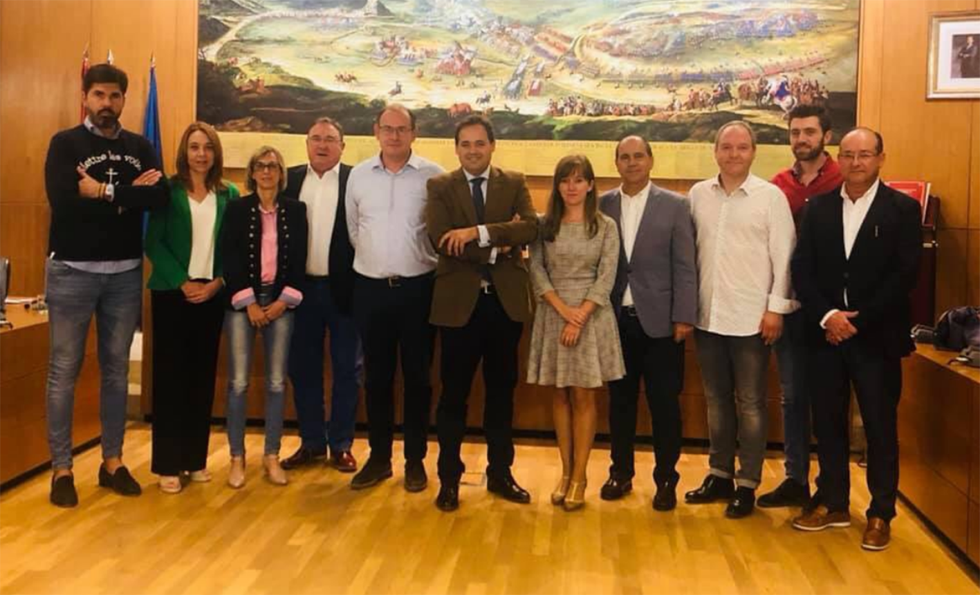 Paco Núñez, con su equipo de Gobierno, durante el último Pleno como alcalde de Almansa.