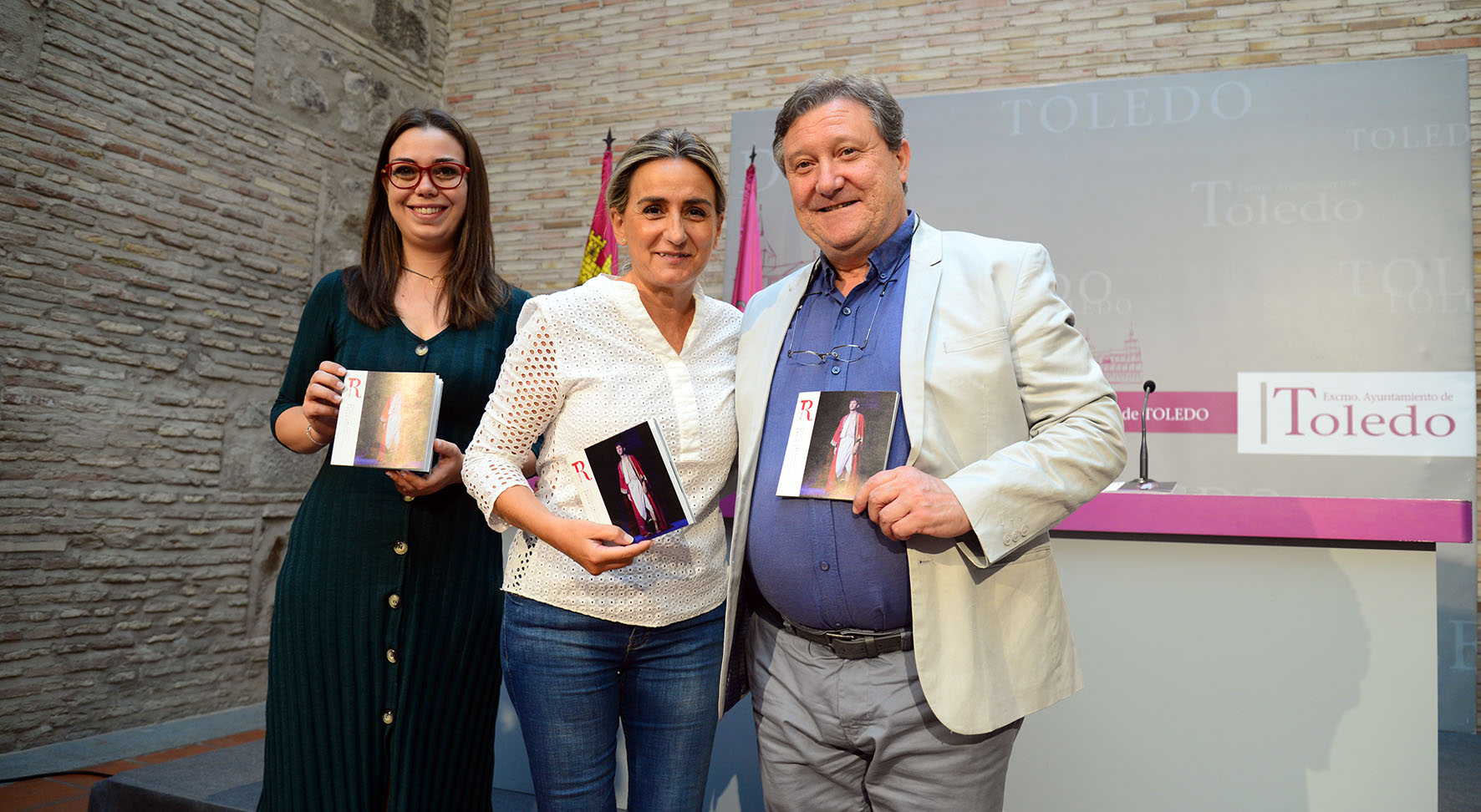 De izquierda a derecha, la concejala de Cultura de Toledo, Nuria Cogolludo; la alcaldesa de Toledo, Milagros Tolón; y el director gerente del Teatro de Rojas, Paco Plaza.