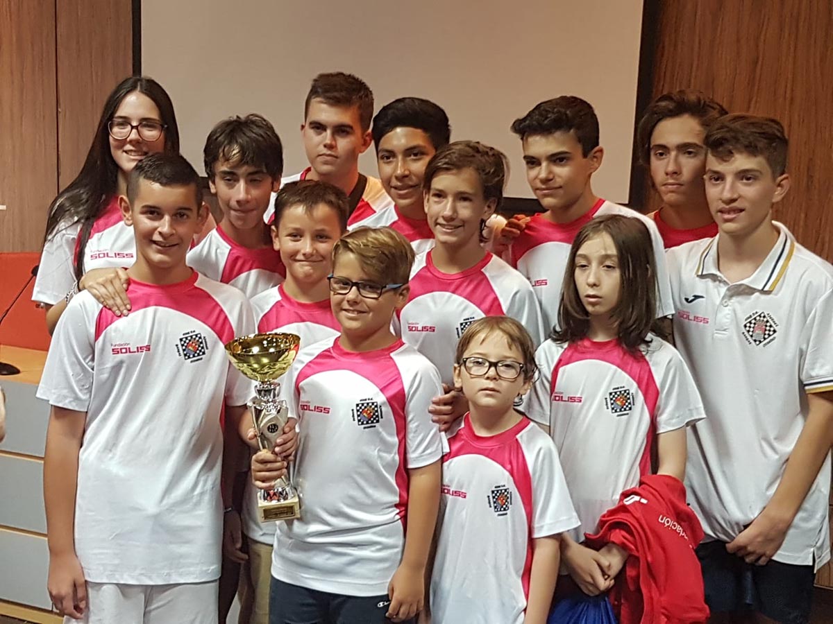 Todos los integrantes del Bargas-Fundación Soliss, con el trofeo