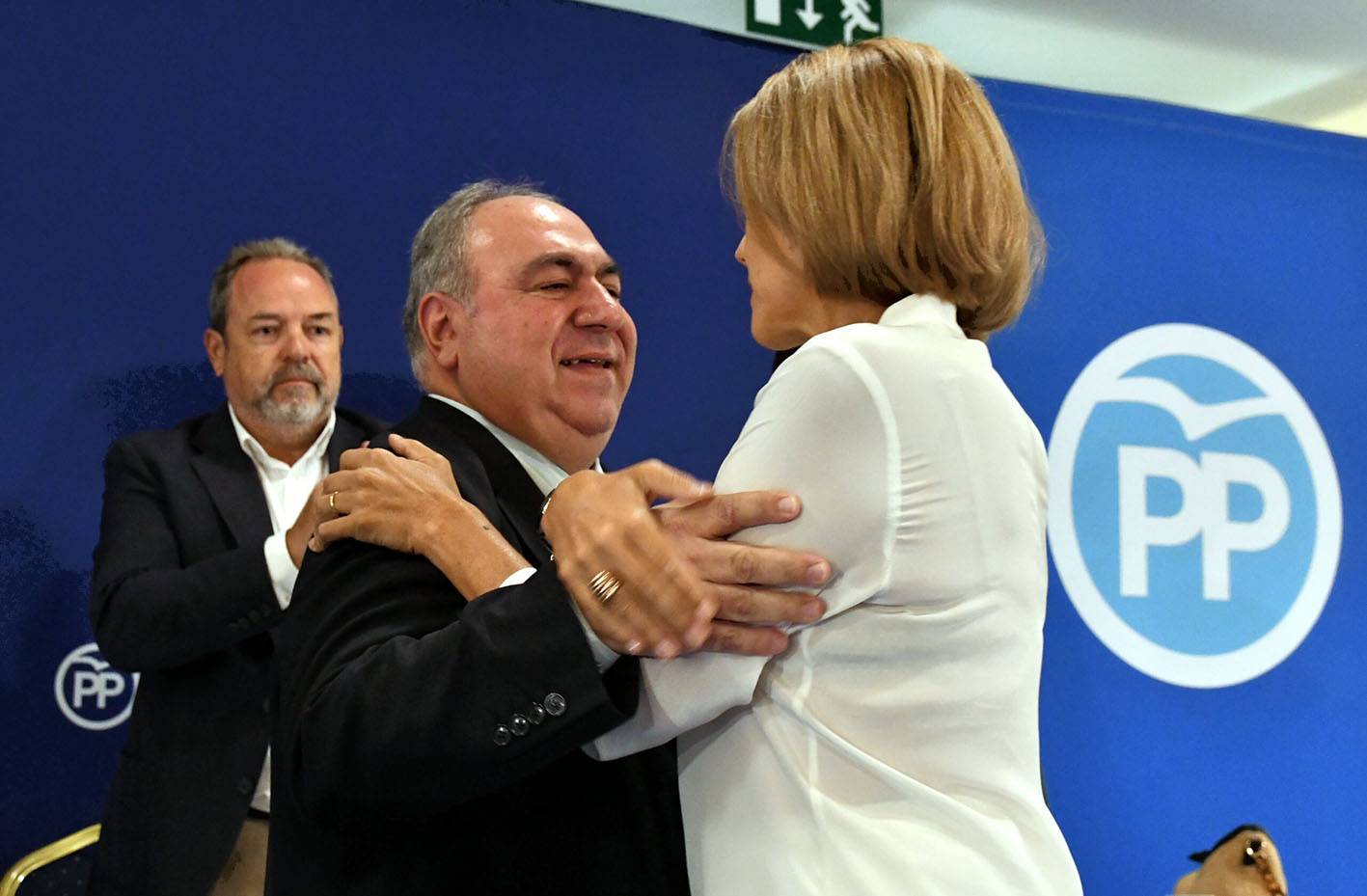 Tirado, tras decir que no entrará en la carrera sucesoria, se ha fundido en un abrazo con Cospedal.