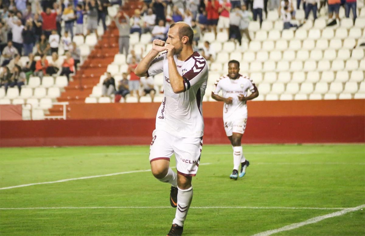 El Albacete marcó frente al Cádiz gracias a un cabezazo de Zozulia