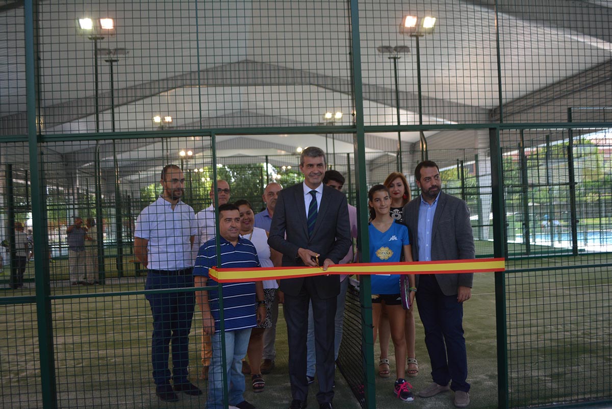 Álvaro Gutiérrez, cortando la cinta de las pistas cubiertas de pádel en Torrijos