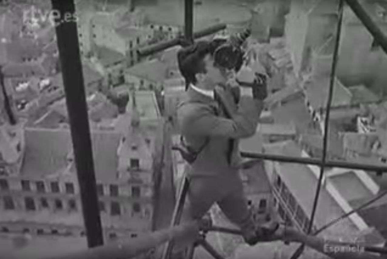 Un cámara de TVE graba en la cima de la torre de la Catedral de Toledo.