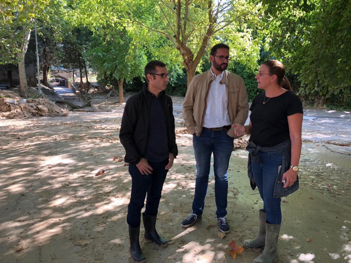 De izquierda a derecha, Fernando Muñoz, vicepresidente de la Diputación de Toledo; Sergio Gutiérrez, secretario general del PSOE de CLM, y Silvia Díaz, alcaldesa de Cebolla.