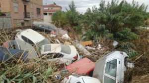 Impresionante imagen de los coches arrastrados por la lluvia en Cebolla (Toledo).