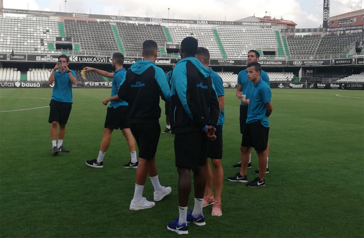 Jugadores de la UB Conquense, antes de empezar el partido contra el Castellón