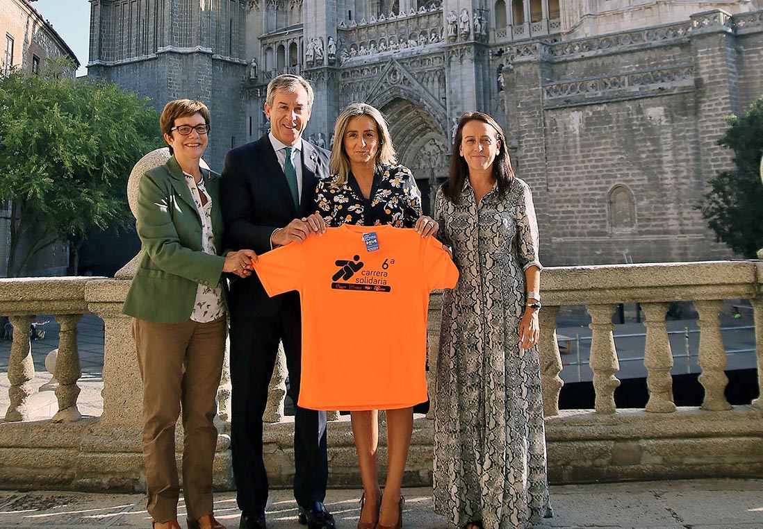Tolón recibió la camiseta de la VI Carrera Solidaria