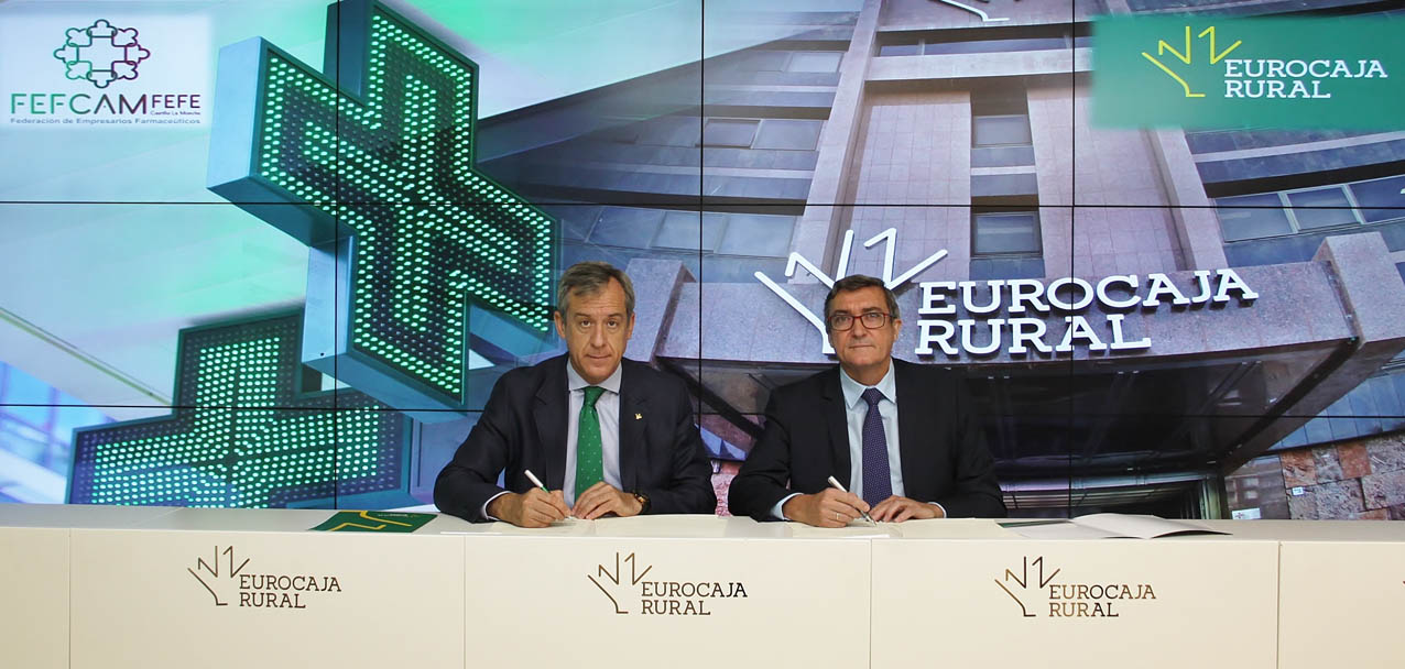 El presidente de Eurocaja Rural, Javier López, y el presidente de la Federación de Empresarios Farmacéuticos de Castilla-La Mancha (Fefcam), Mariano González