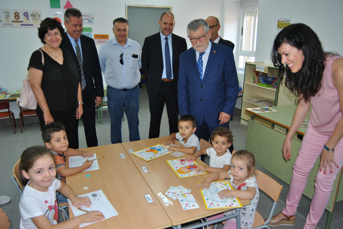 Ángel Felpeto ha visitado la escuela rural de Garciotum (Toledo).