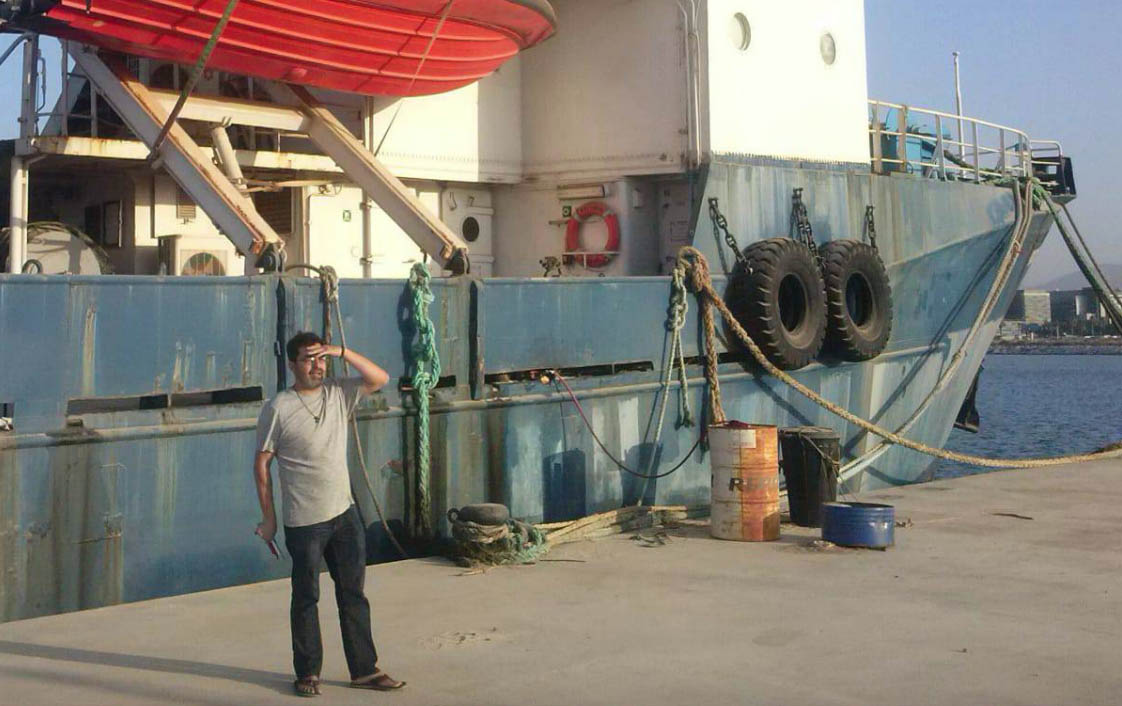 Gerardo López junto al barco con el que quieren rescatar inmigrantes.