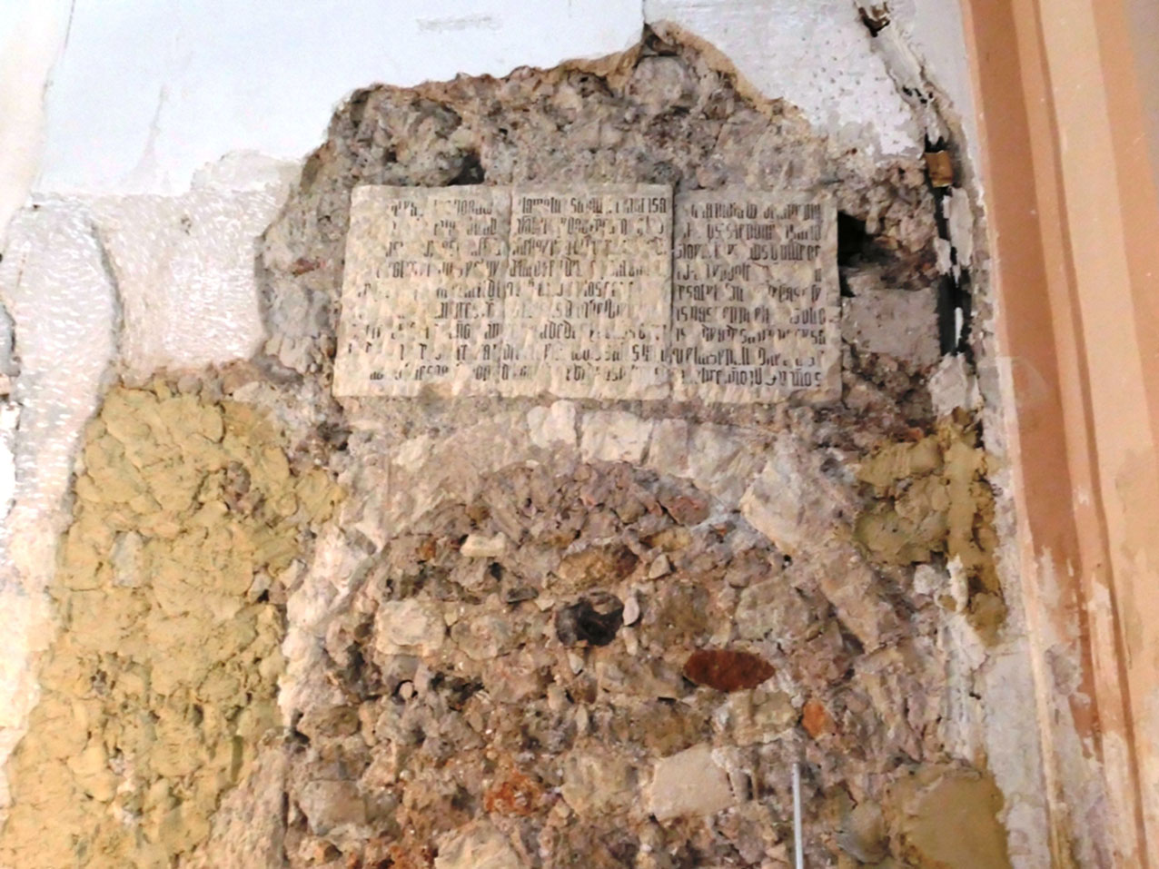 Inscripción hallada en la iglesia de San Nicolás de Bari, en Cuenca, que podría ser del siglo XII o XIII.