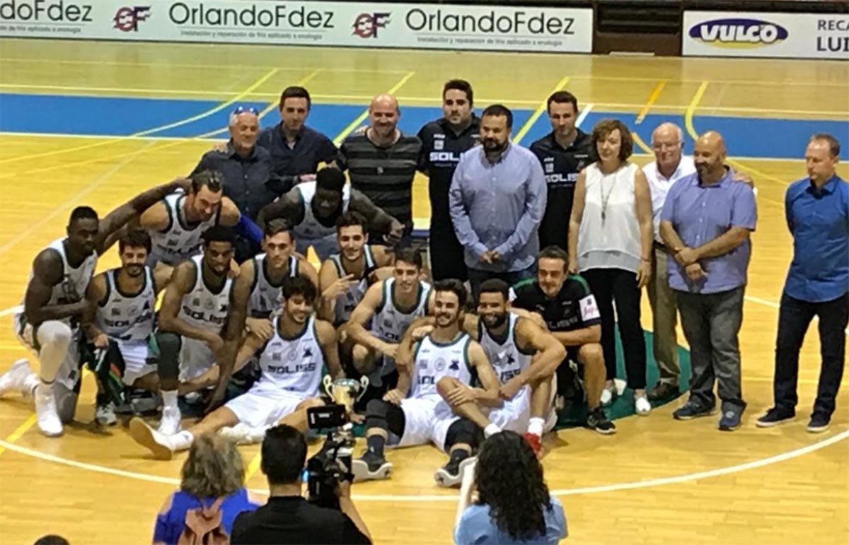 El Fundación Globalcaja La Roda, posando con el trofeo