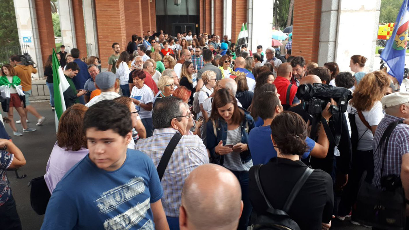 Un momento de la manifestación para pedir trenes dignos para Castilla-La Mancha y Extremadura.