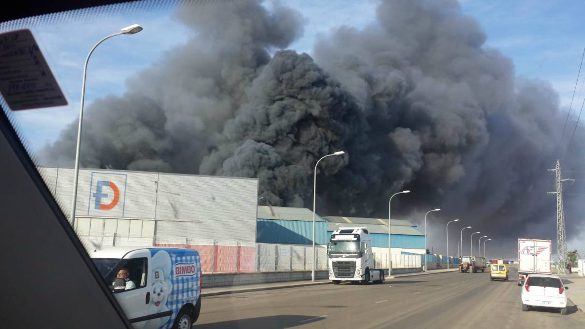 Fotografía del incendio publicada en Twitter por @PedroBombero808.