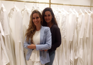María Toledo junto a Vicky Martín Berrocal, diseñadora de su traje de boda.