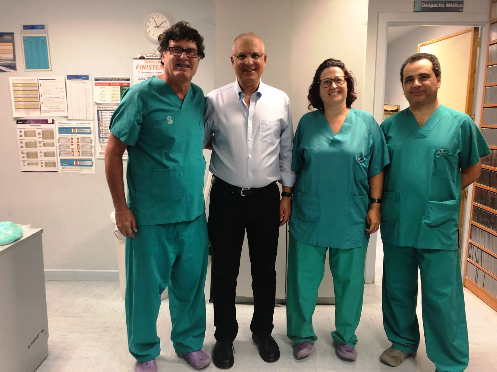 El doctor José Moreu, primero por la izquierda. La operación dura aproximadamente una hora y el paciente vuelve a su casa en el mismo día.