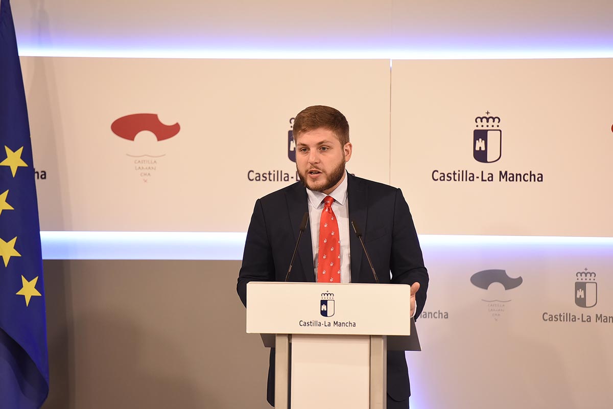 Nacho Hernando, anunciando el premio para Rafael Canogar