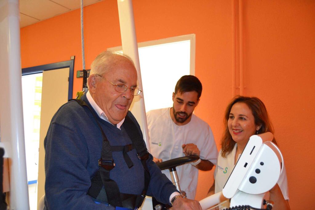 Un paciente de avanzada edad realiza ejercicios. Hospital de Toledo. enfermedad cardiaca