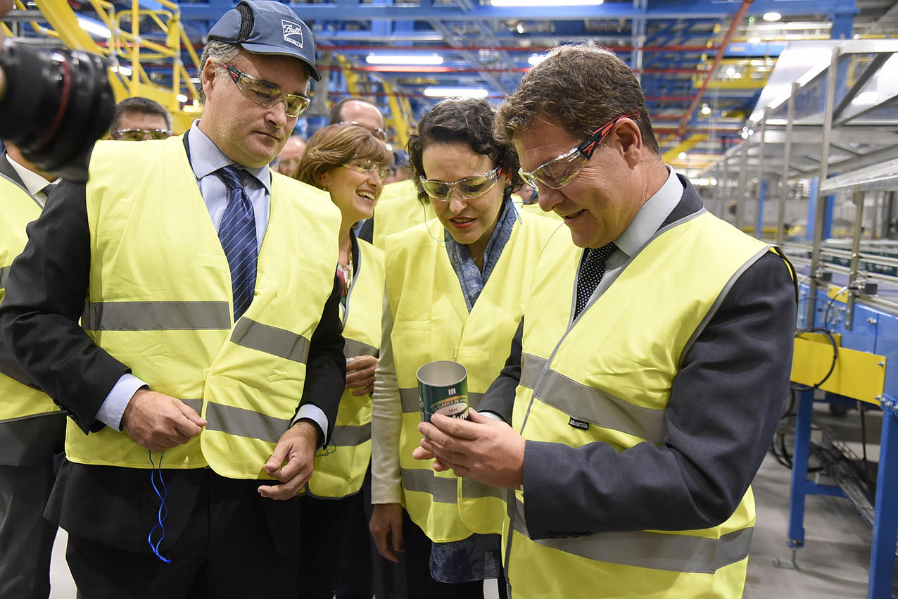 A la derecha, el presidente de Castilla-La Mancha, Emiliano García-Page; en el centro, la ministra de Trabajo, Migraciones y Seguridad Social, en una planta de reciclaje de metal de Cabanillas. estado