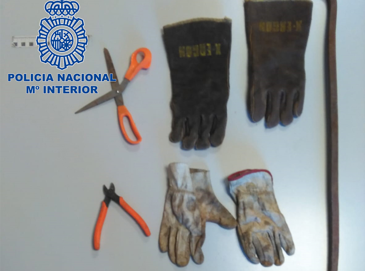 Guantes y herramientas utilizadas por los dos detenidos.