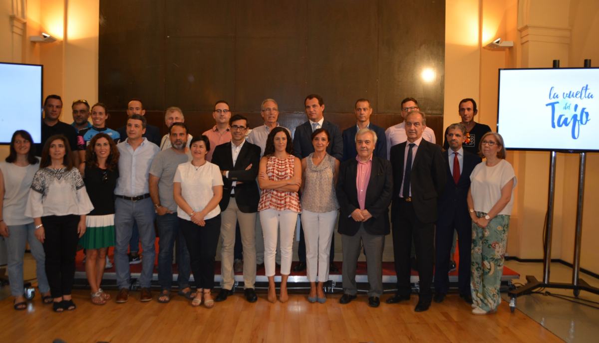 Foto de familia de la presentación de la II Vuelta del Tajo.