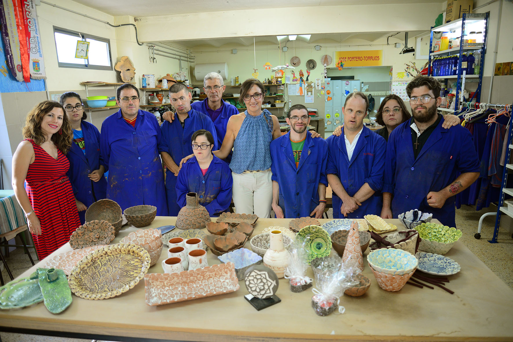 Ana María Gómez, en el centro, junto a la directora, monitores y alumnos del Centro Oucpacional José Portero, en Torrijos.