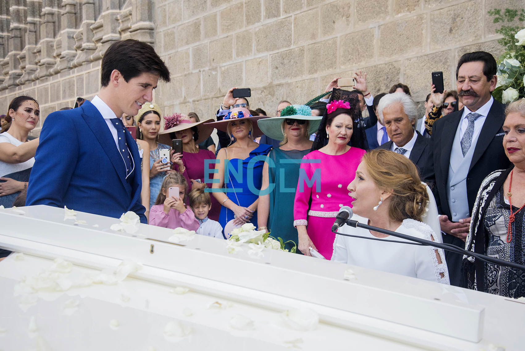 María Toledo, al piano en plena calle, cantando una canción a su marido, el torero Esaú Fernández.