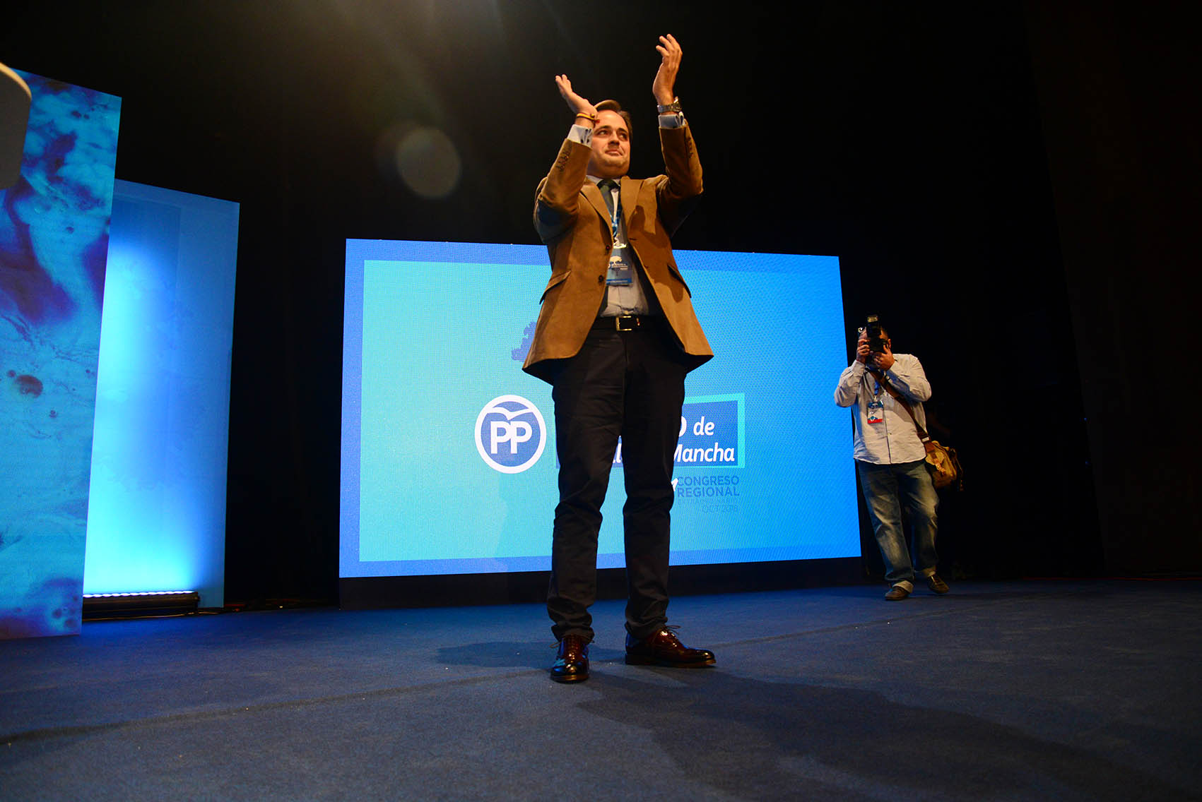 Paco Núñez aplaude a los compromisarios del PP durante el Congreso Extraordinario de Albacete.