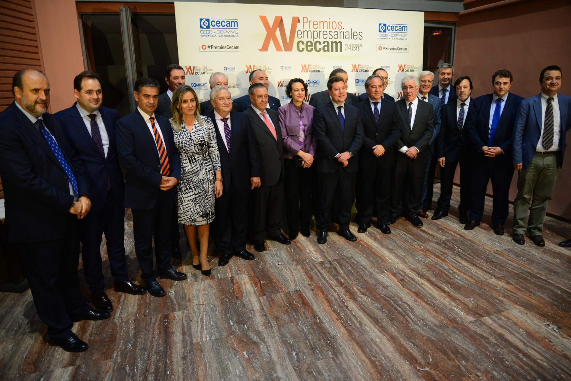 Foto de familia de autoridades y premiados por Cecam.