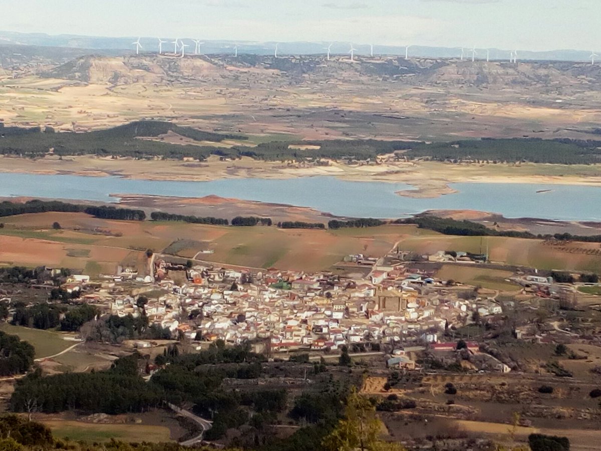 Imagen del pueblo y en embalse de Buendía. Entrepeñas y Buendía.