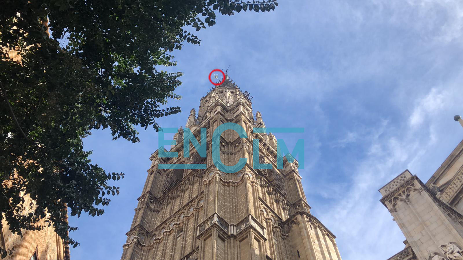 El dron, en un círculo rojo, sobrevuela la torre de la Catedral de Toledo.