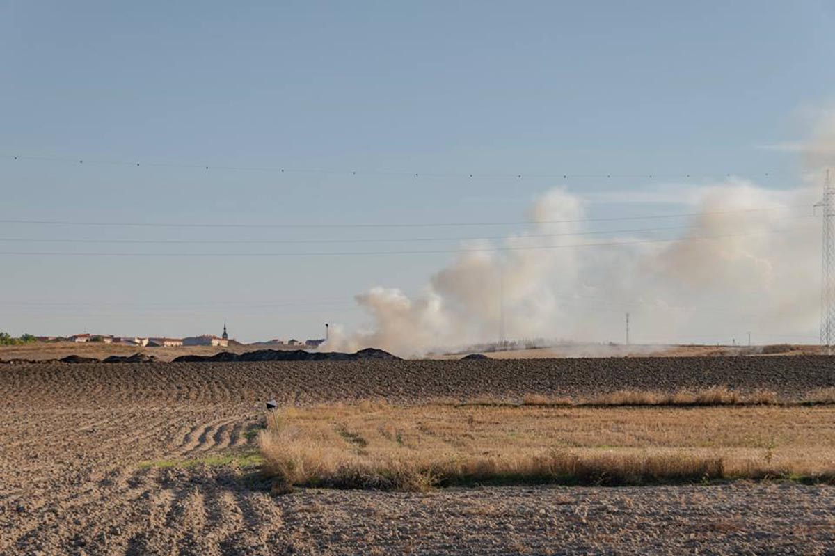 Humo por quema de residuos en una parcela de la Cañada Real