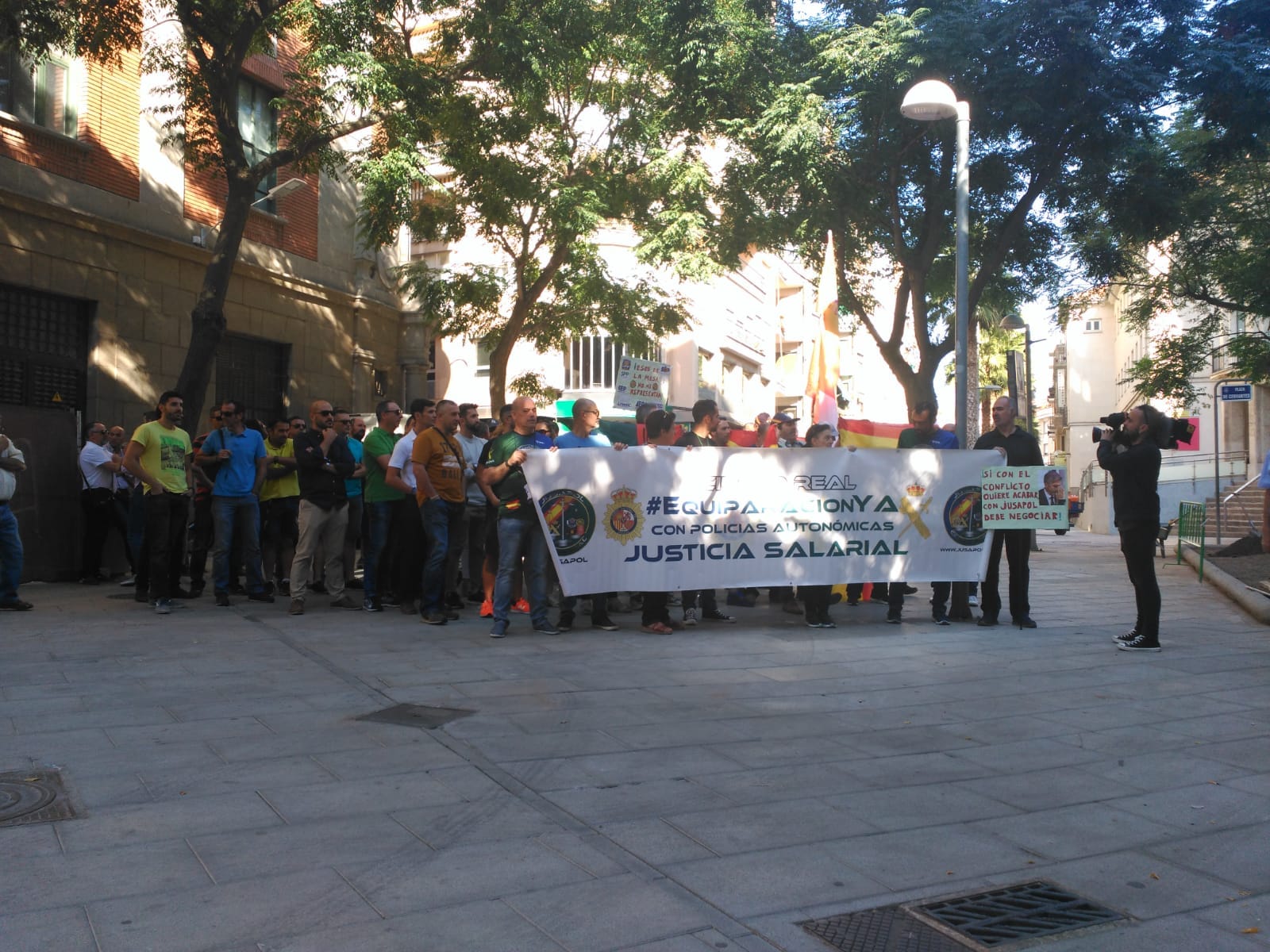 Concentración de Jusapol frente a la sede del PSOE de Ciudad Real.
