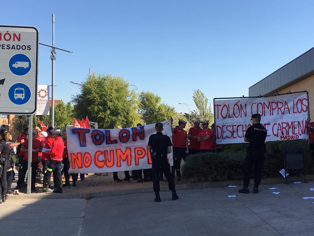 Manifestación de bomberos de Toledo a las puertas del edificio Toletum.