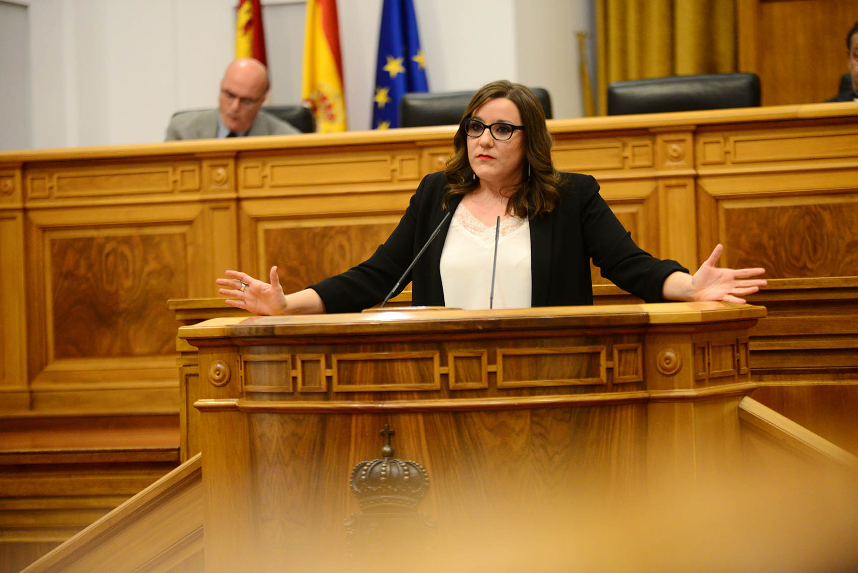 María Díaz, en la tribuna de las Cortes de Castilla-La Mancha.