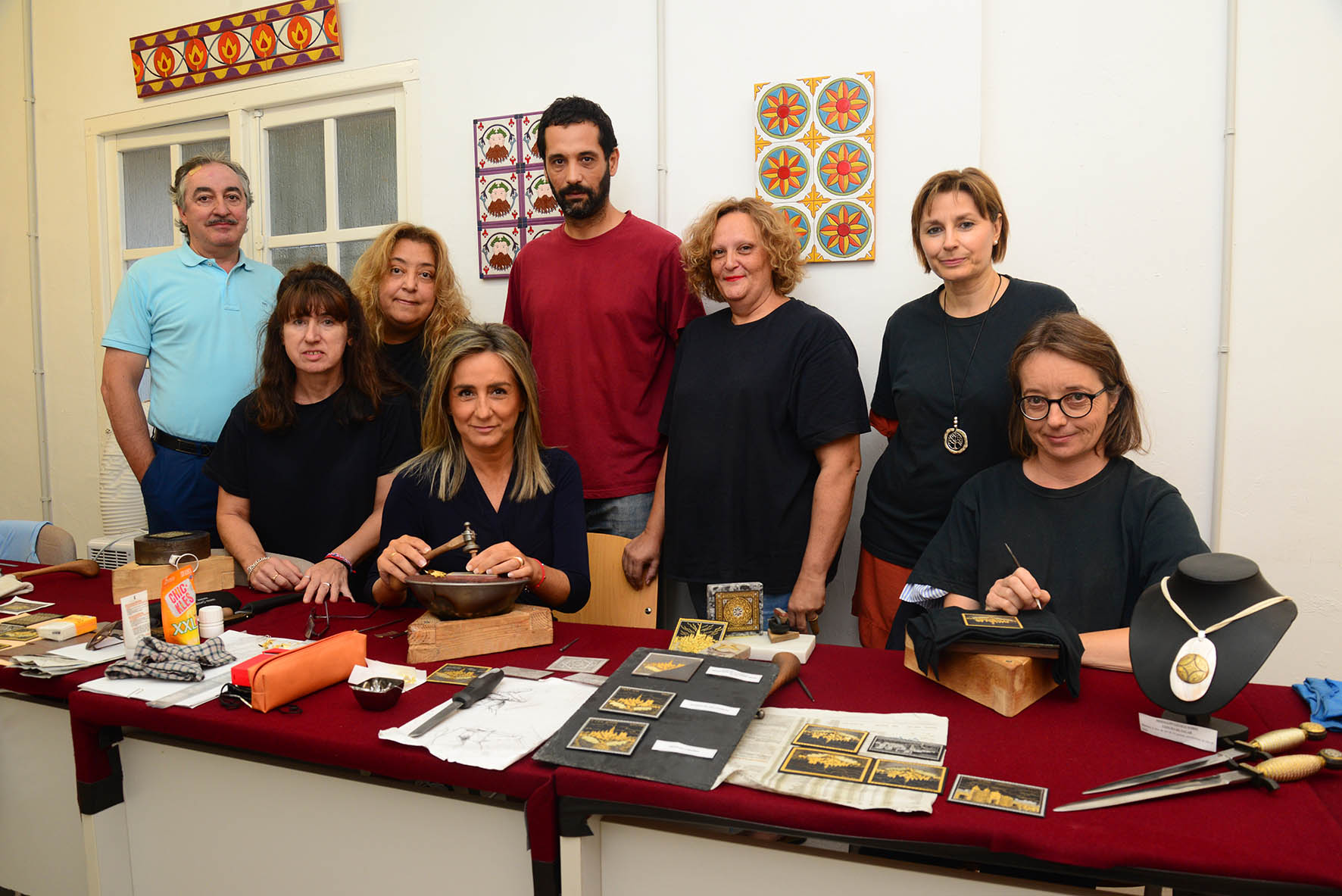 Tolón junto a las participantes en el Taller de Empleo de Damasquinado.