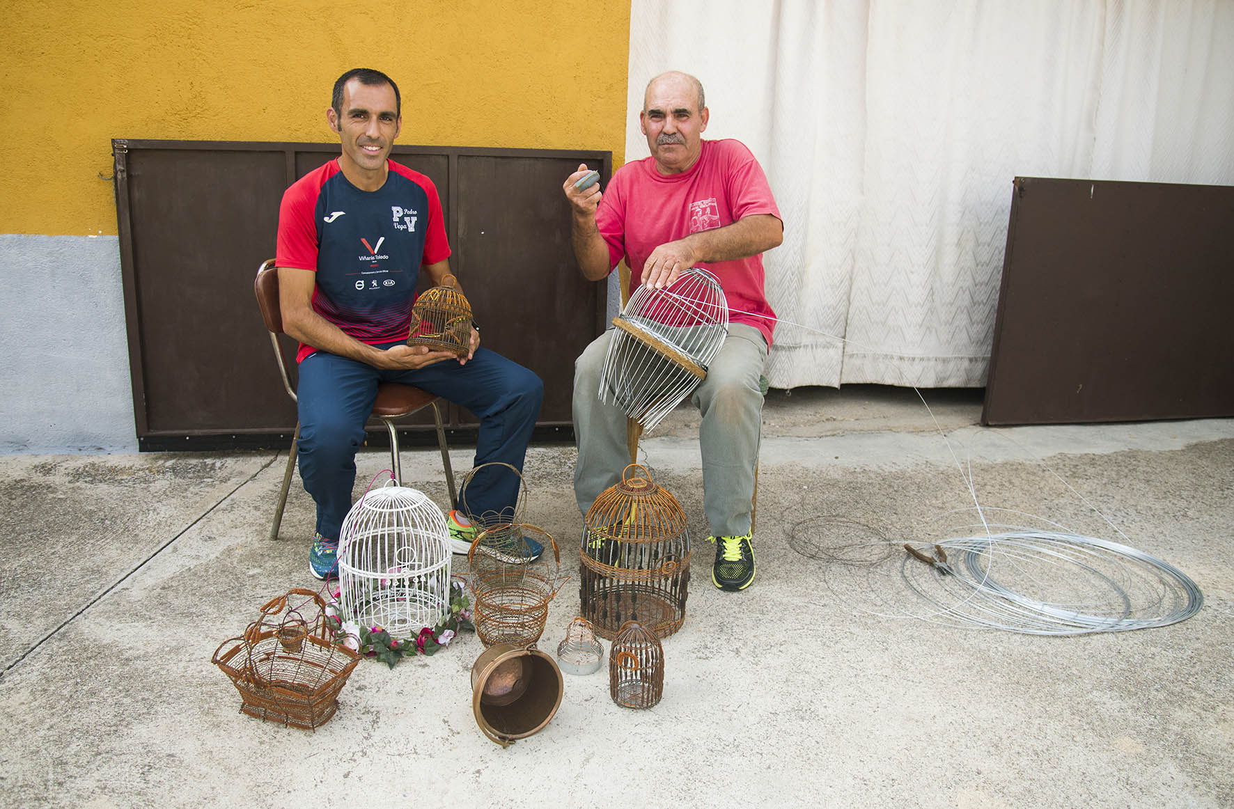 Pedro Vega y su padre, Pedro, en el taller artesano de este en su casa de Guadamur