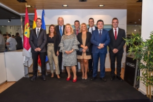 Los responsables de Volvo, junto a las diferentes autoridades durante la presentación del concesionario.