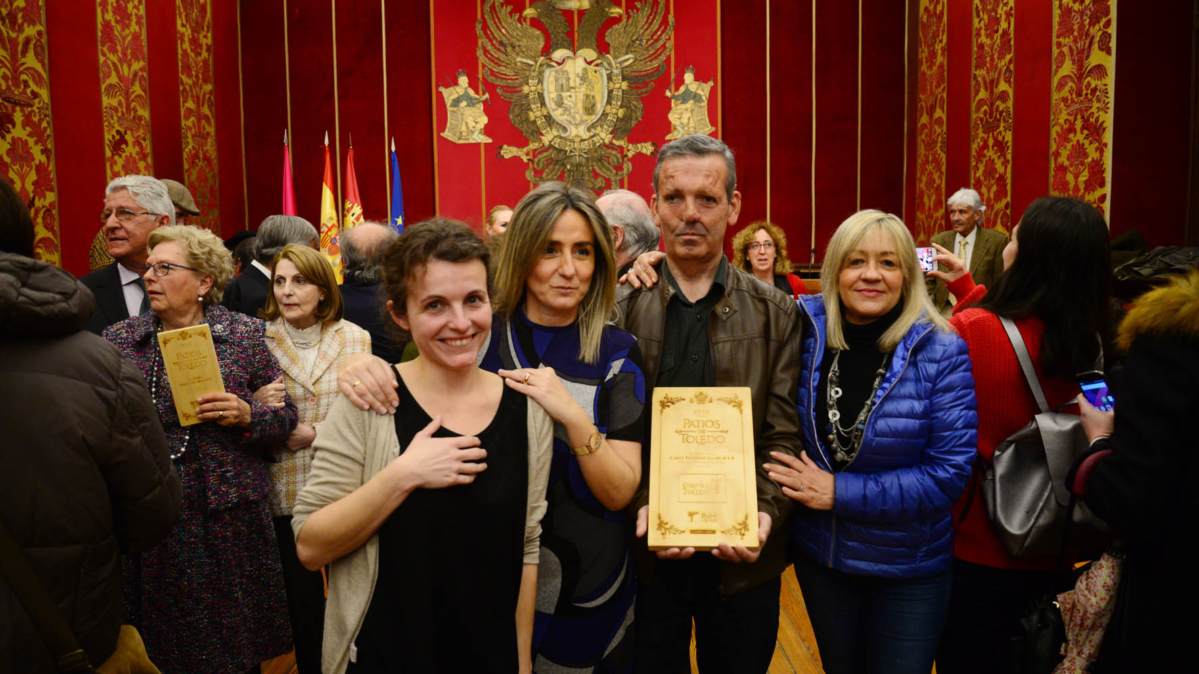 Seve, junto a Milagros Tolón, alcaldesa de Toledo, durante la entrega de los premios a los mejores patios del Corpus. Junto a ellos, dos amigas, Rebeca Arango (fotógrafa de este periódico) y Esperanza Peces.