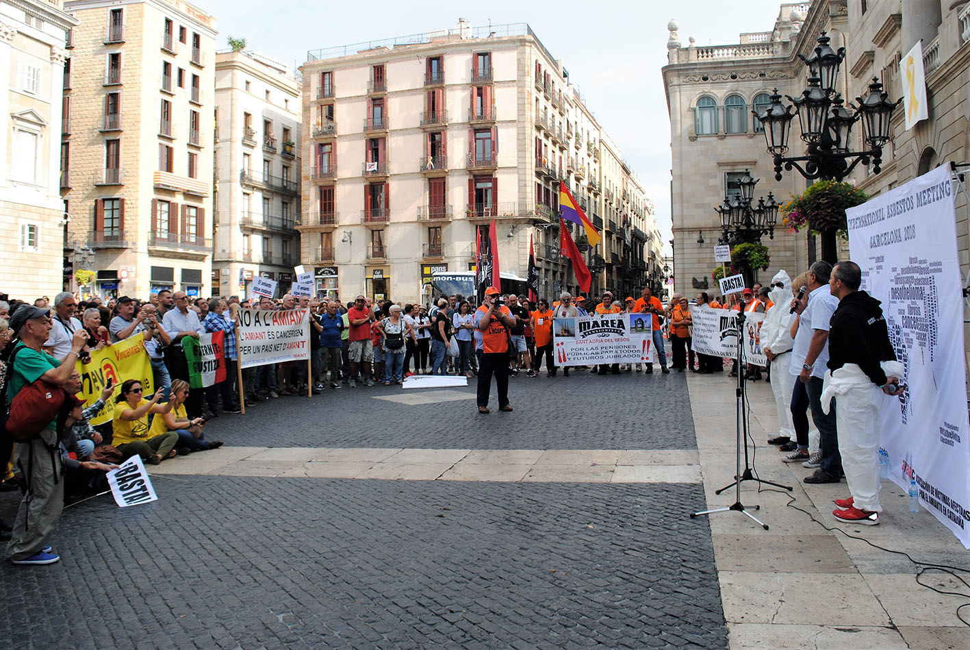 Concentración ante las puertas de la Generalitat, en Barcelona.