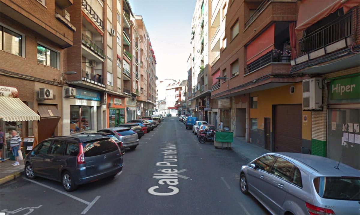 Detalle de la calle Puente Nuevo, de Talavera, donde un conductor derramó pintura sobre otra